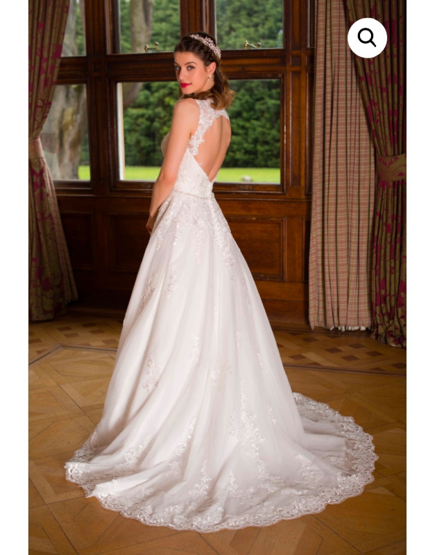 Wedding dress size 12 in Wedding in Oshawa / Durham Region - Image 2