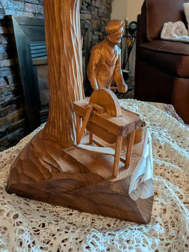 Vintage handcrafted wooden table lamp in Other in Ottawa - Image 6