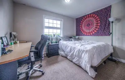 ONE ROOM IN ALL FEMALE APARTMENT IDEAL FOR STUDENT OR YOUNG PROFESSIONAL 2 MINUTES WALK TO LAURIER 1...