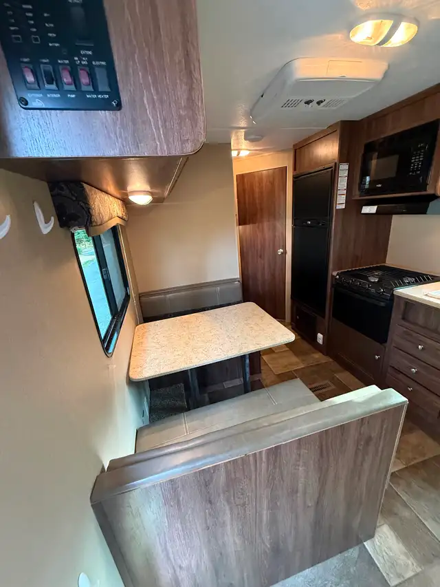 2016 Coleman Lantern Bunkhouse Travel Trailer in Travel Trailers & Campers in Nanaimo - Image 8