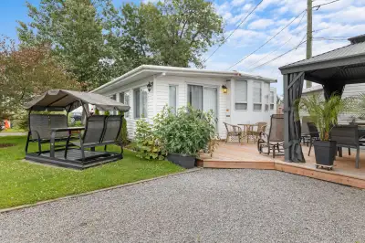 Voici le texte en question : Découvrez cette charmante maison mobile 3 saisons, située au camping Tu...