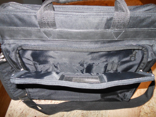 Laptop Bag in Laptop Accessories in Kelowna - Image 2
