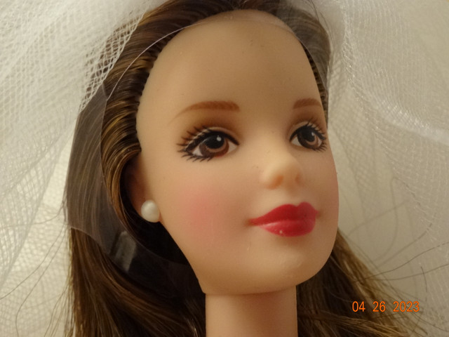 Vera Wang Bride doll,in box, mint, very special, 1997, white/blk in Arts & Collectibles in Kelowna - Image 3