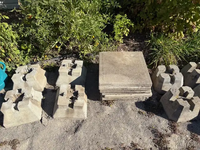 Blocs et tuiles de bétons in Other in Laval / North Shore - Image 2