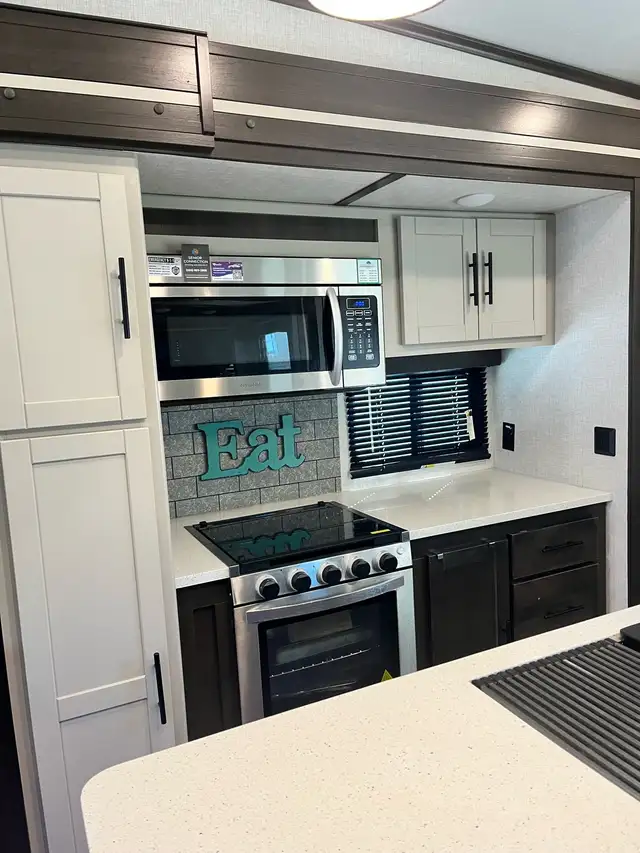 2021 32 ft Cruiser Fifth Wheel in RVs & Motorhomes in Regina - Image 3