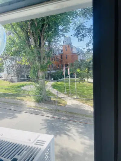 Cute apartment in a good building with professionals downtown. Price includes utilities.