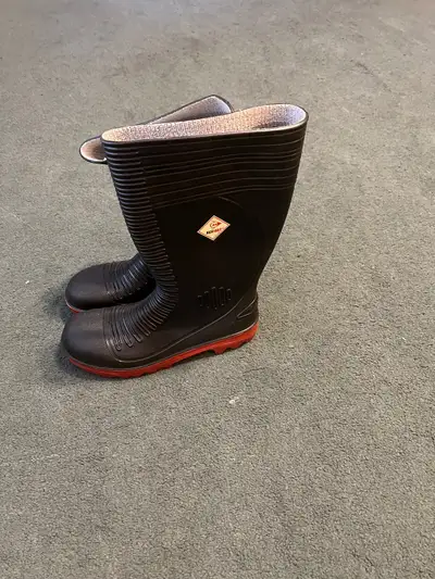 NEW- Dunlop acifort CSA steel toe rubber boots, View more
