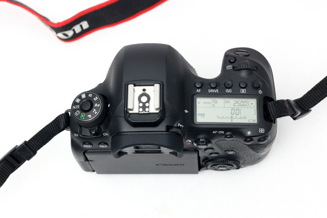 Canon EOS 6D Mark II  with Canon BG-E21 Battery grip for sale. in Cameras & Camcorders in Oakville / Halton Region - Image 4