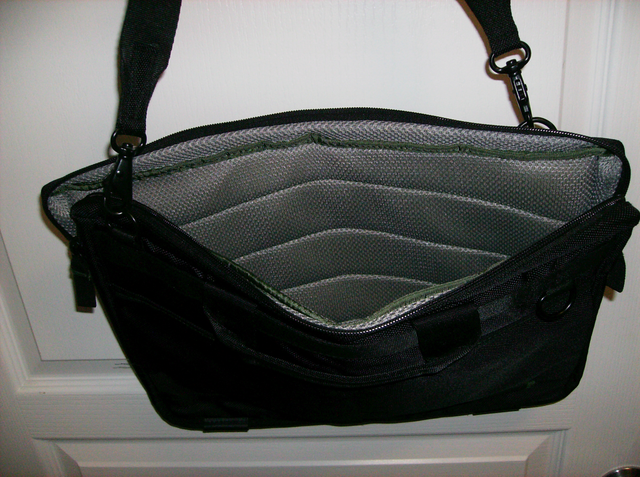 NEW Targus Laptop Bag Well Padded + 3 outside compartments in Laptop Accessories in London - Image 3