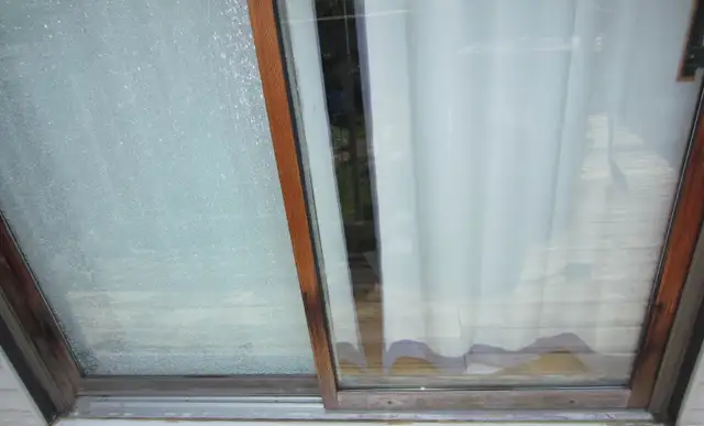 Wooden sliding patio doors (2 pcs) (72-1/2" x 82-3/4") in Windows, Doors & Trim in City of Montréal - Image 5
