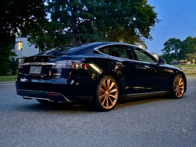 Tesla Model S 573776113162659842