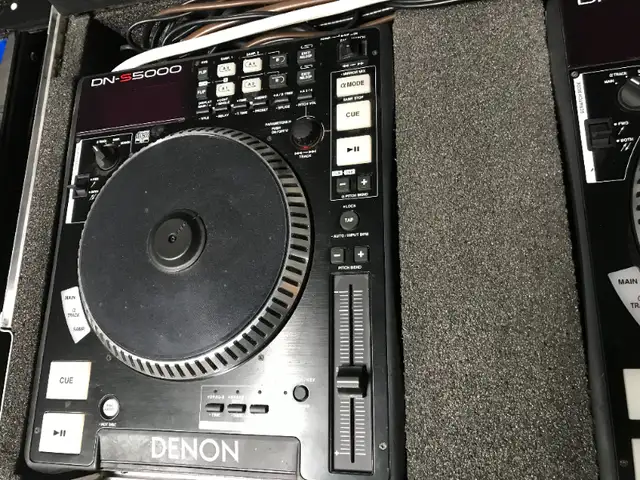2 Denon DJ DN-S5000 Table Top Single CD Player in Performance & DJ Equipment in City of Montréal - Image 3
