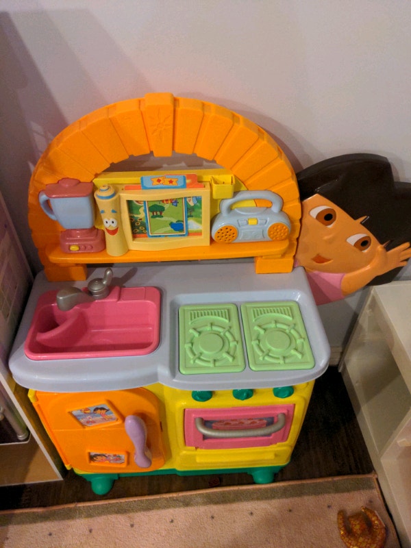 Dora the Explorer oven/sink/fridge kitchen play set. Toys & Games