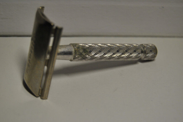 Vintage Old Gillette Safety Razor Made In England in Arts & Collectibles in Vancouver - Image 3
