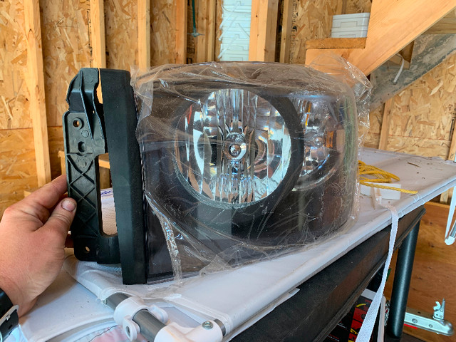 Brand new driver side headlight for 2008 cummins in Auto Body Parts in Gatineau - Image 3