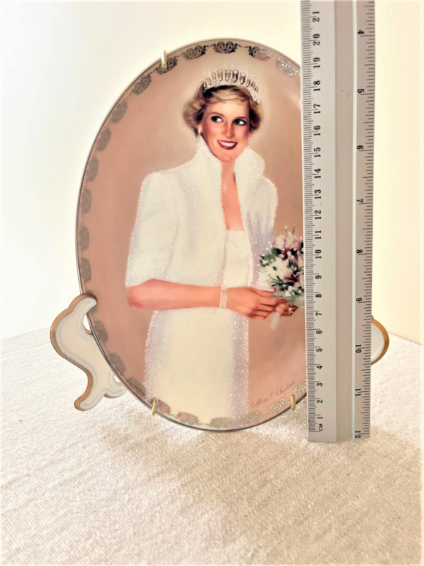 PRINCESS DIANA COLLECTIBLE WALL HANGING PLATE-1997 in Arts & Collectibles in Edmonton - Image 4