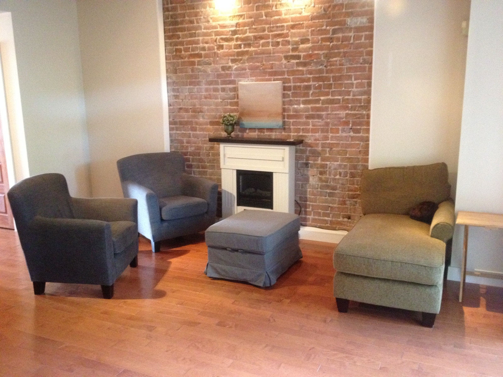 Furnished 2 br. apartment  – walk to McGill — photo 2