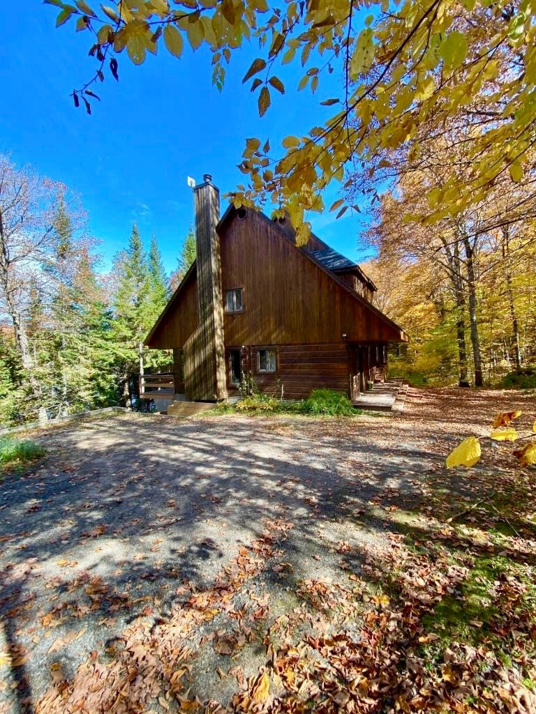 Spacious and inviting waterfront house on Lac Cornu, Mont-Blanc 2