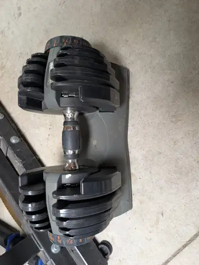 for sale is 1 x Nautilus adjustable dumbbell, it is not working, selling for parts, mainly the handl...