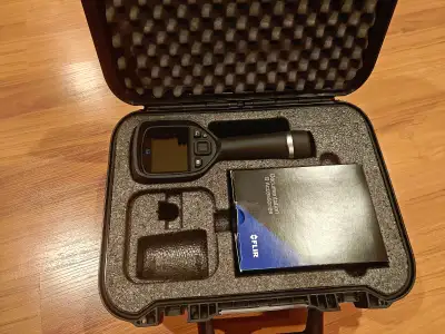 Lightly used FLIR E5 thermal camera Includes: - Charging cord and international plug adapters - USB...
