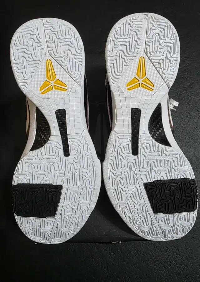 Kobe 5 Bruce Lee Alt size 8 in Men's Shoes in Mississauga / Peel Region - Image 7