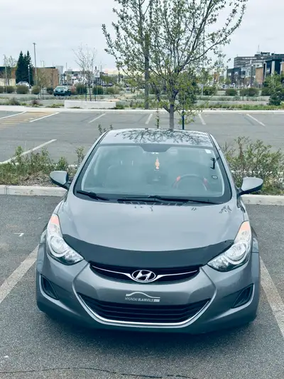 ENGLISH —————— I'm selling a used 2012 Hyundai Elantra, a reliable and stylish sedan that offers a s...