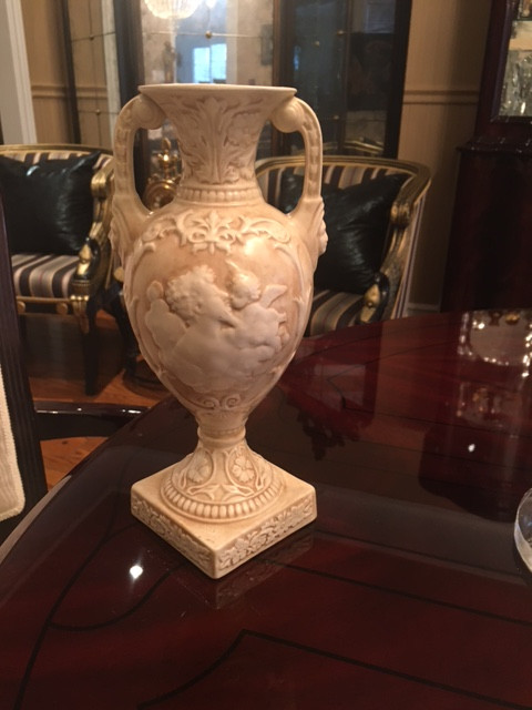 UNIQUELY CARVED ANTIQUE URN in Arts & Collectibles in Mississauga / Peel Region - Image 2