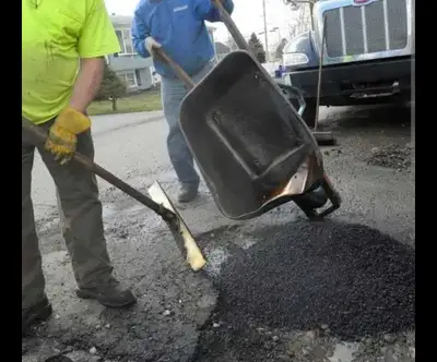 Cherche un aide helper manœuvre avec permis classe 3 Avec carte ASP construction Tâche: chauffer 12...