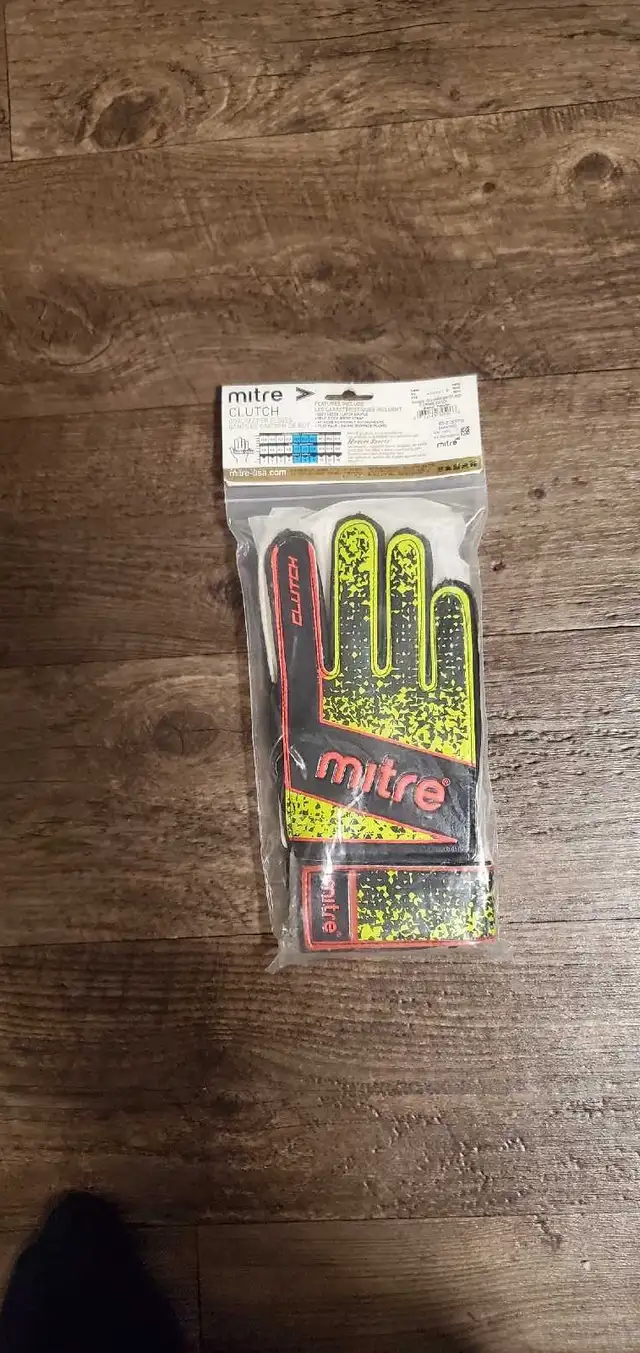 Brand New MITRE Goalkeeper Gloves in Soccer in Barrie - Image 5