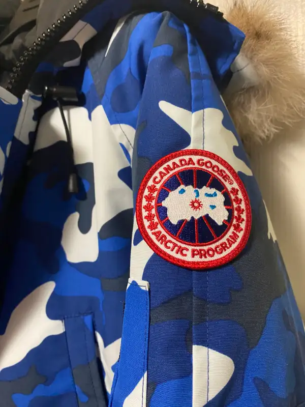 Canada goose men’s Jacket in Women's - Tops & Outerwear in Calgary - Image 3