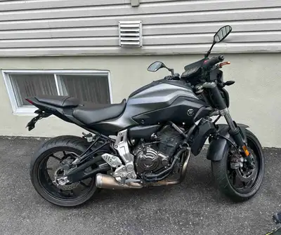 Yamaha FZ-07 2015 avec: - poignées chauffantes Oxford - support de plaque fender - flashers au DEL -...