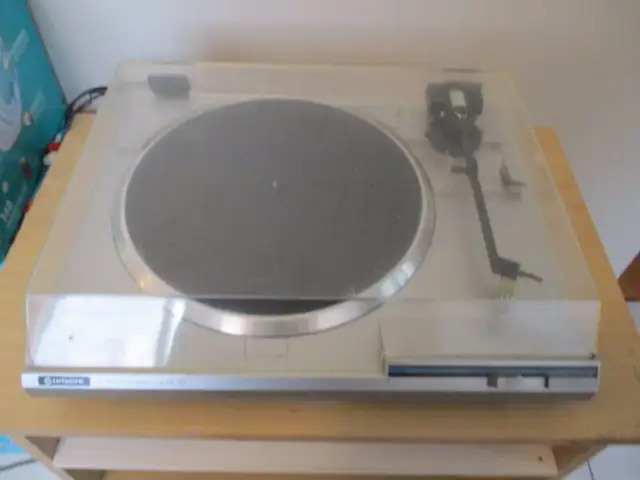 vintage Hitachi  turntable model HT-101 in Stereo Systems & Home Theatre in Mississauga / Peel Region - Image 3