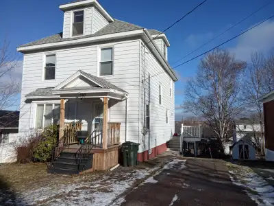 Rooms rent:includes beds ,burrow ,bedding,closet,lamp.Its a 5 bedroom house with shared bath,kitchen...