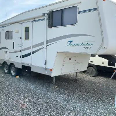 Only the 2nd owner of this 2005 Travelaire fifth wheel with a single slide, queen bed with storage u...
