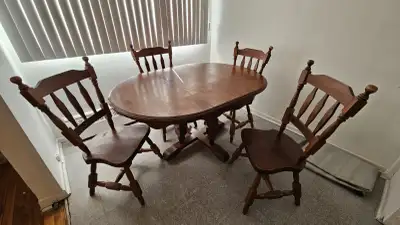 Dining table and chairs / Table et chaises de salle à manger, View more