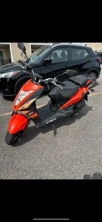 Scooter 4 temp 49 cc tres propre 8000km tout a été fait dessu prêt pour la saison rien a faire dessu