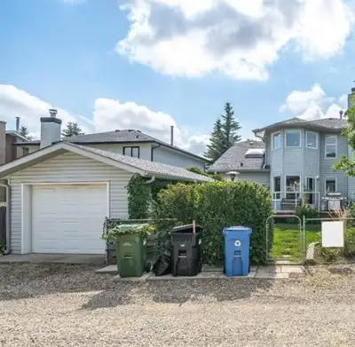DETACHED 20ft x 14ft SINGLE GARAGE WITHIN NW EDGEMONT, INSULATED, LOOKING FOR LONG-TERM, AT LEAST 1...