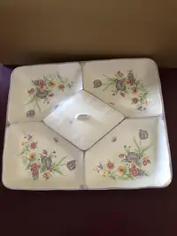 4-sectional platter with dip and cover