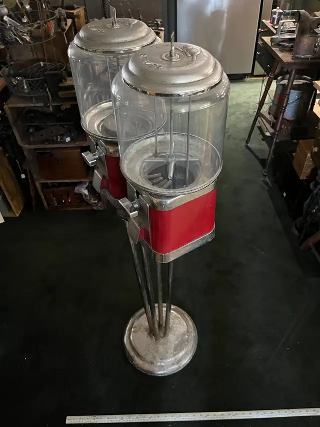 Vintage 1960’s Beaver double Gumball Machine with chrome stand in Arts & Collectibles in North Bay - Image 4
