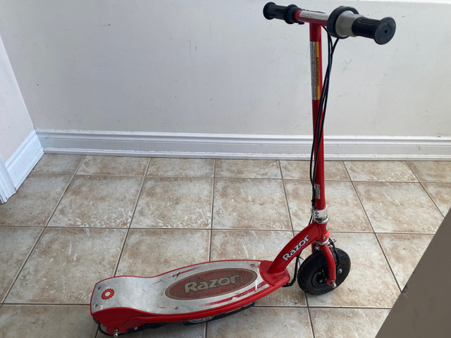 Razor electric scooter kids / goes up to 12 to 17kmhr  in Kids in Markham / York Region