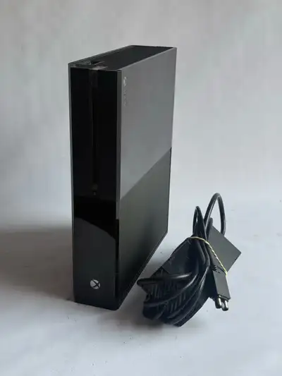 Get ready for endless gaming with this pre-owned Microsoft Xbox One console. This unit is in good co...