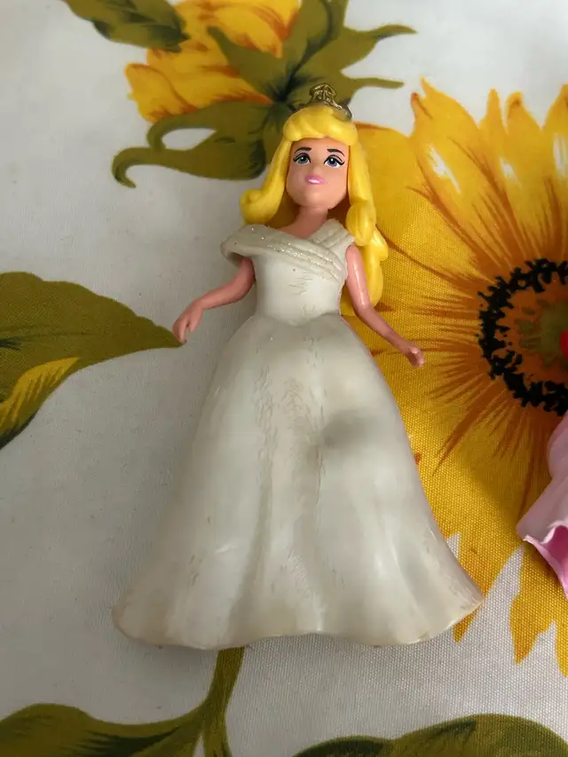 6 Disney Princesses Lot with Rubber Dresses in Toys in Oshawa / Durham Region - Image 4