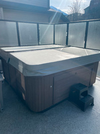 8' hot tub with cover and lift