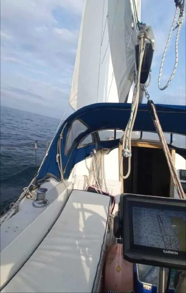 C&C 30 MK 1 sailboat includes a10ft dingy in Sailboats in St. Catharines - Image 3