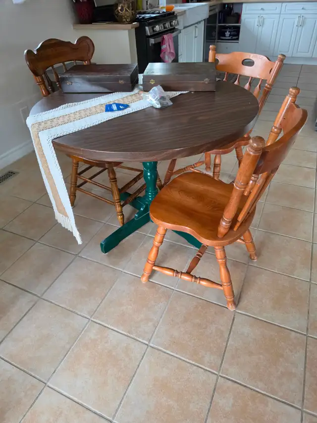 kitchen table in Dining Tables & Sets in Hamilton - Image 2