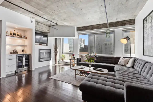 Upscale furnished rental in unbeatable location in Room Rentals & Roommates in City of Montréal - Image 4