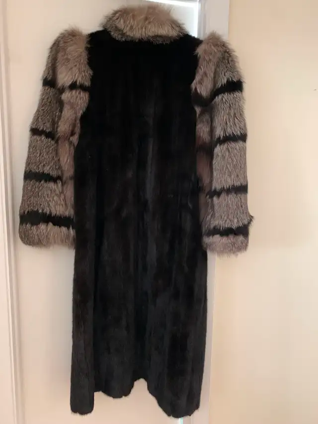 Long Mink and Indigo Fox Fur Coat- Asking $280 in Other in City of Montréal - Image 3
