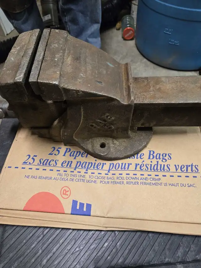 Large vise for sale64877474972417121