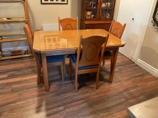 Set de cuisine en bois 55 x 36 ; 4 chaises in Dining Tables & Sets in Trois-Rivières - Image 2