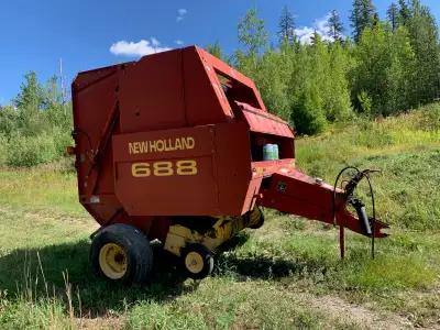 New holland 688 round baler with auto tie. New belts with only a couple dozen bales on them, newer u...